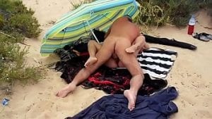 Ma femme se laisse tringler sur la plage pendant que je la regarde