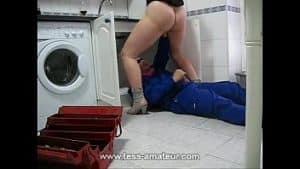 Femme putain se fait tringler par le plombier