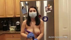 Une Asiatique sexy prend de l'argent pour nettoyer la maison à poil