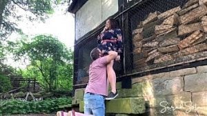Un couple trouve une cabane abandonnée et y baise