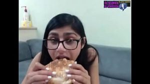 Les filles à lunettes ont un air timide et intellectuel