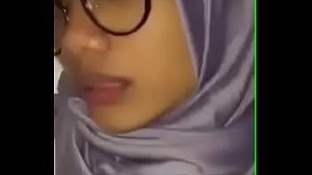 Une pute ne veut pas enlever son hijab pour le sexe | Pornoplus.fr