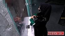 Femme de ménage arab se met à quatre pattes pour se faire baiser