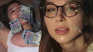 Une jeune étudiante reçoit de l'argent et du sperme sur le visage