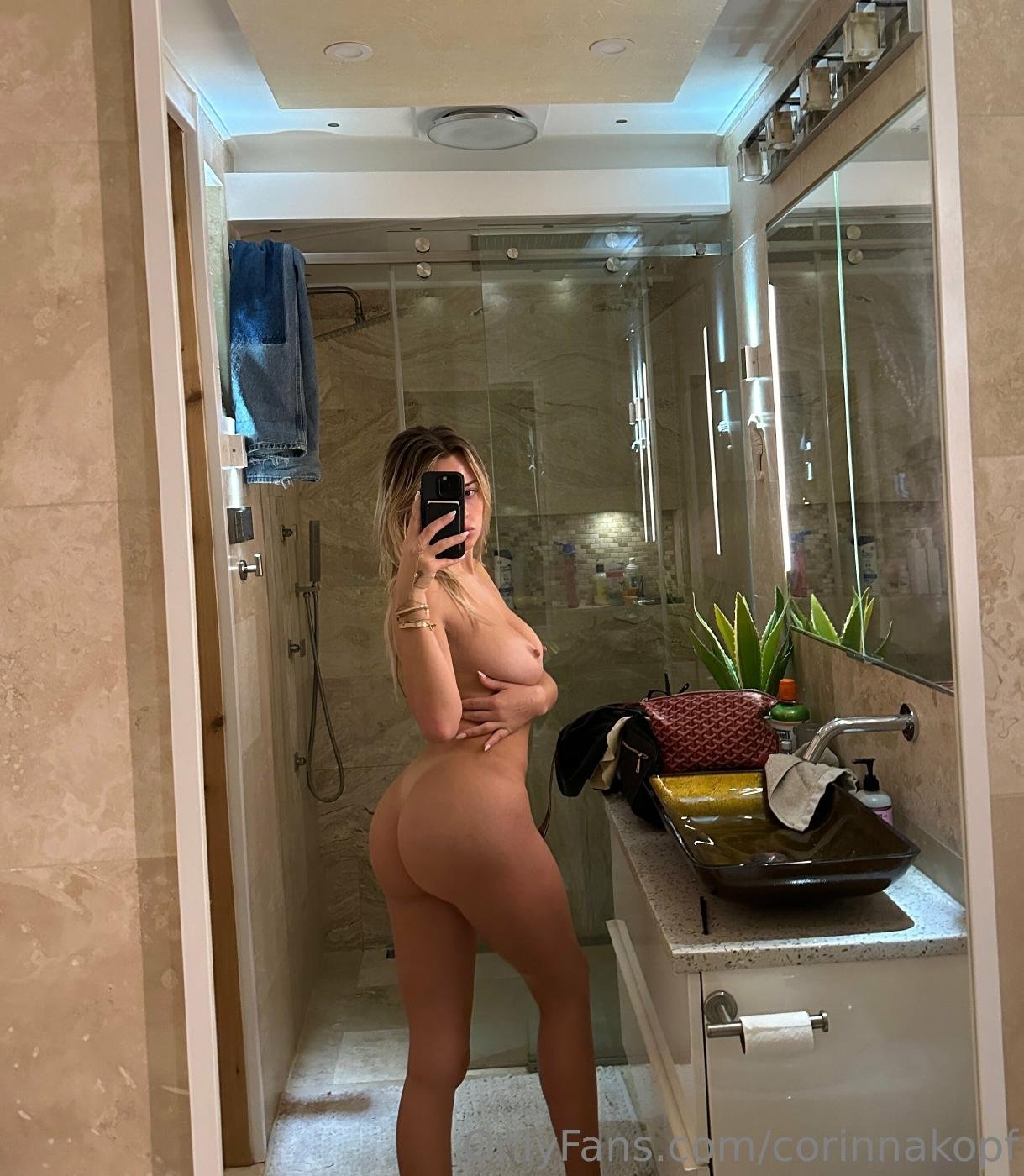 Superbes photos XXX de Corinna Kopf nue et montrant ses seins 2025 | P+