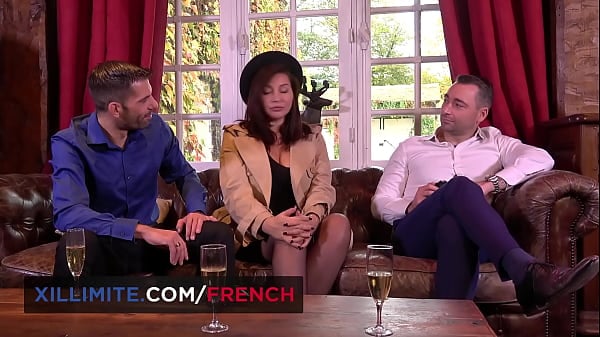 Deux grosses bites baisent le cul et la bouche d’Anna Polina
