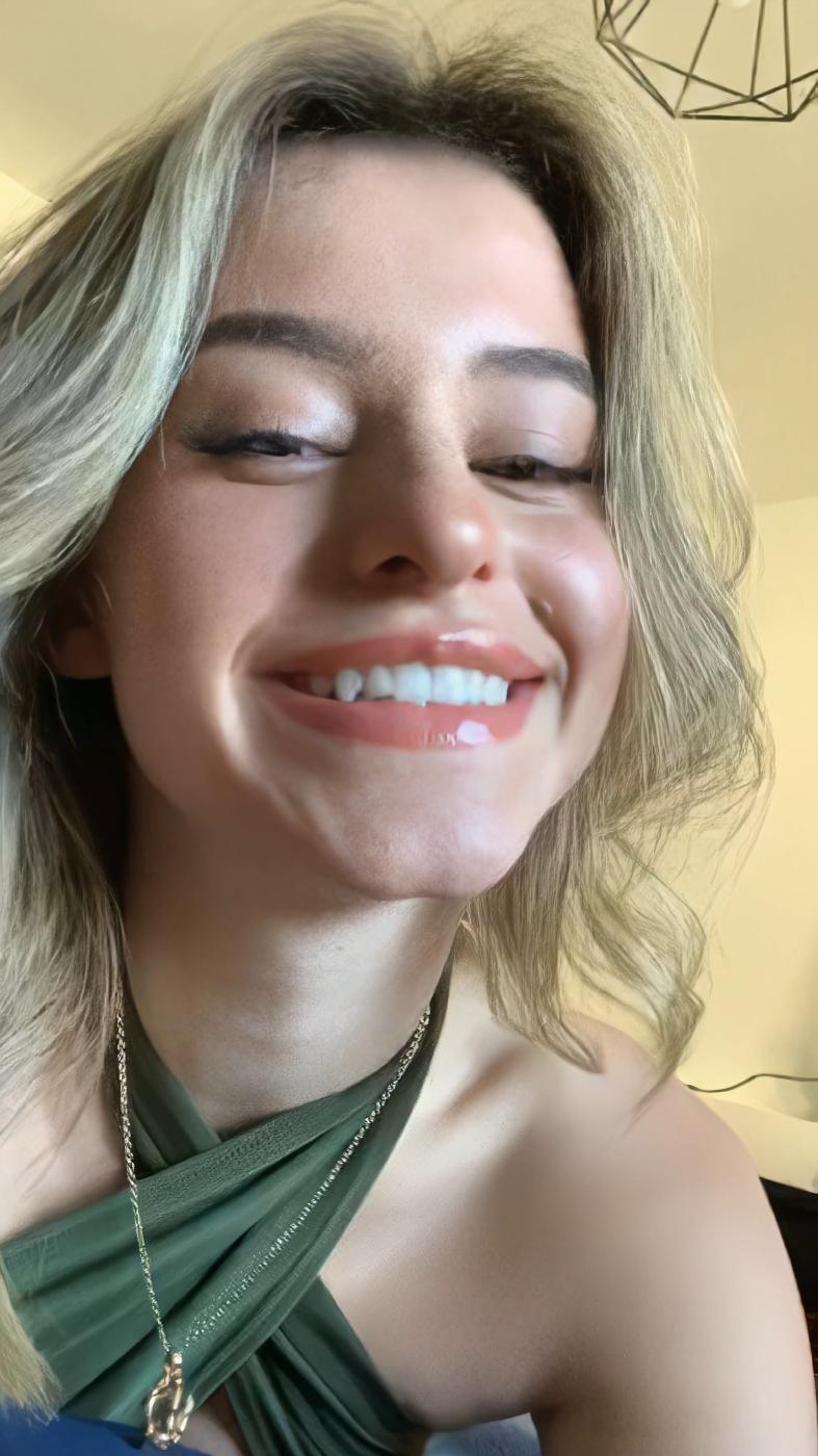 Blonde naive Lea Elui fait une séance photo soft pour IG 2025 | P+
