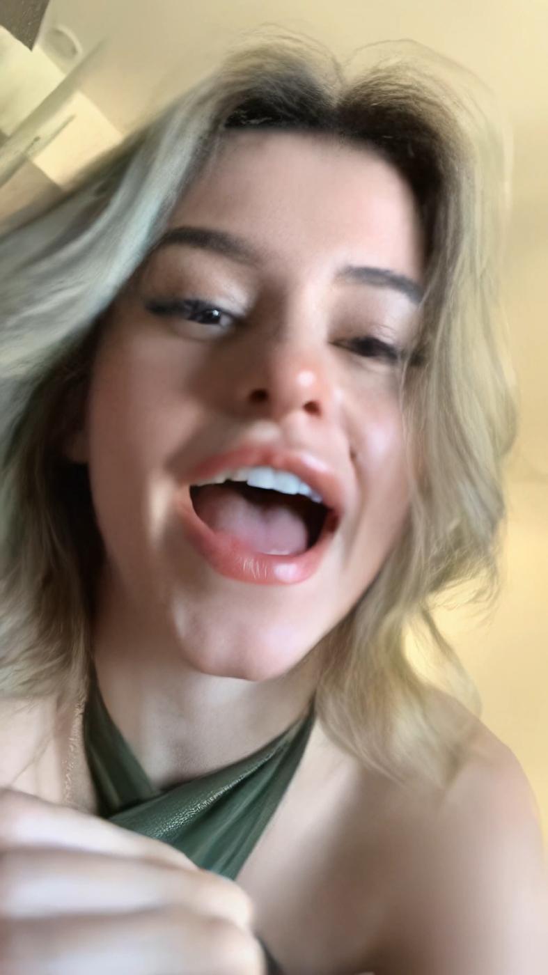 Blonde naive Lea Elui fait une séance photo soft pour IG 2025 | P+
