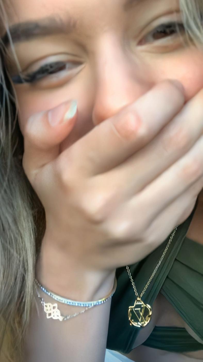 Blonde naive Lea Elui fait une séance photo soft pour IG 2025 | P+