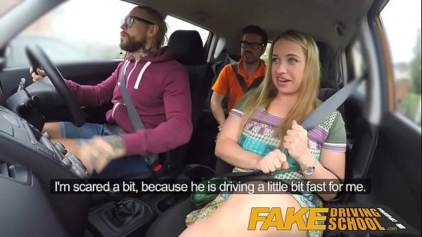 Belle salope au gros cul se fait baiser dans la voiture de l’auto-école