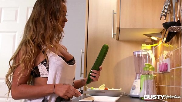 Cette putain aux gros nichons voit le concombre et s’excite