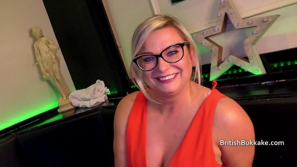 Fillette aux gros seins se fait enculer