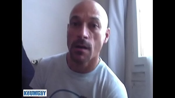 Homme d’affaires français se laisse tailler une pipe par un client