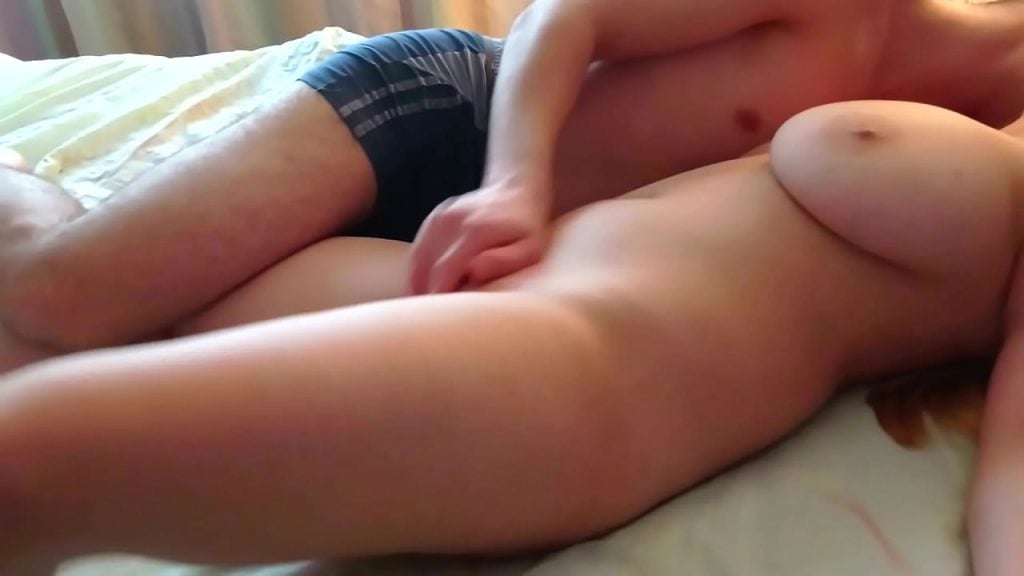 Jeune homme donne un massage à la mère du pote et il la baise