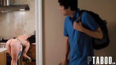 La MILF Siri a éveillé les désirs sexuels les plus coquins de son fils