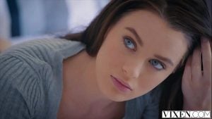 Lana Rhoades fait l'amour avec son patron