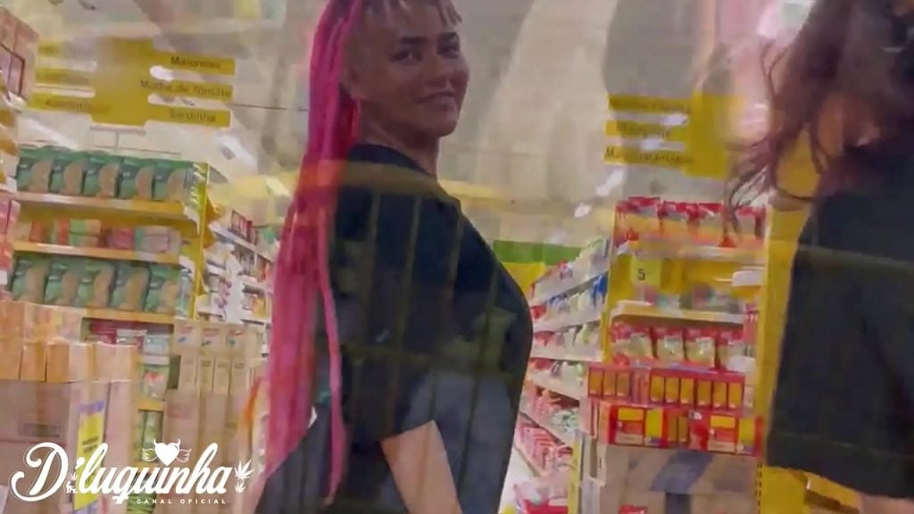 Le mannequin s’est présenté au casting heureux, et a fini par se faire écraser la chatte avec plaisir