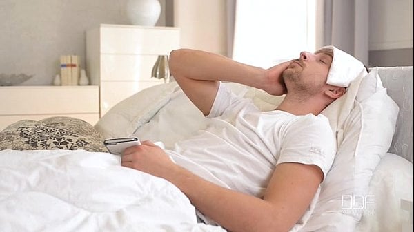 Médecin coquette à domicile lèche une bite épaisse