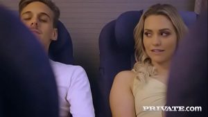 Mia Malkova baise dans un avion parce qu'elle était nerveuse