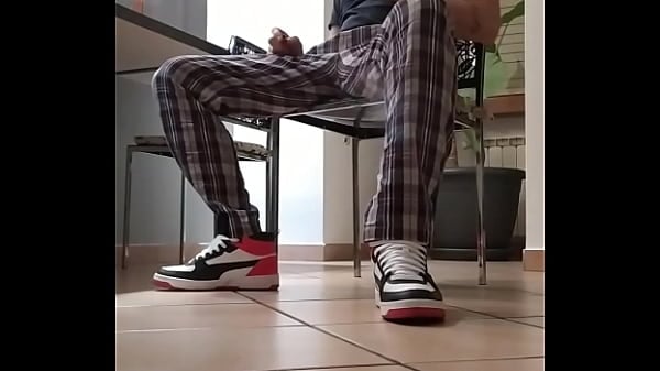 Mon frère m’humilie et me fait sucer sa queue
