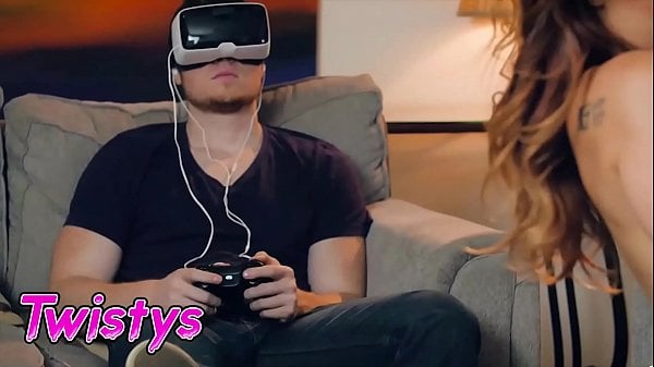Son fils ne plaît pas sa copine, alors elle doit bouffer sa chatte