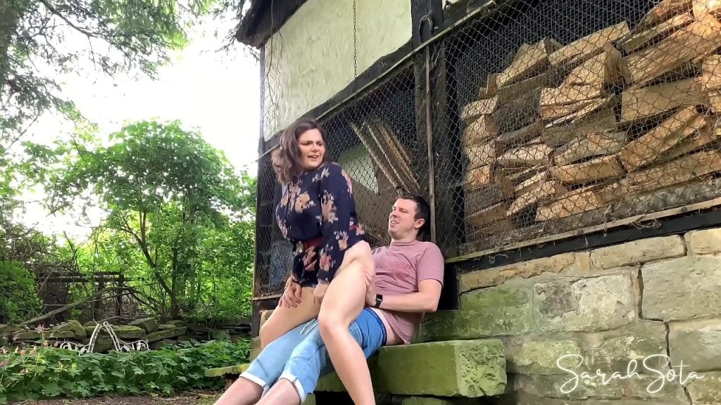 Un couple trouve une cabane abandonnée et y baise