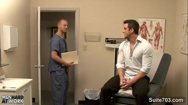 Un médecin gay met son doigt dans le trou du cul d’un patient gay