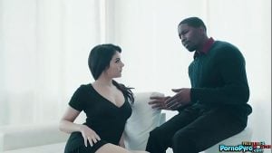 Un thérapeute avec sa grosse bite noire baise la brune Valentina Nappi