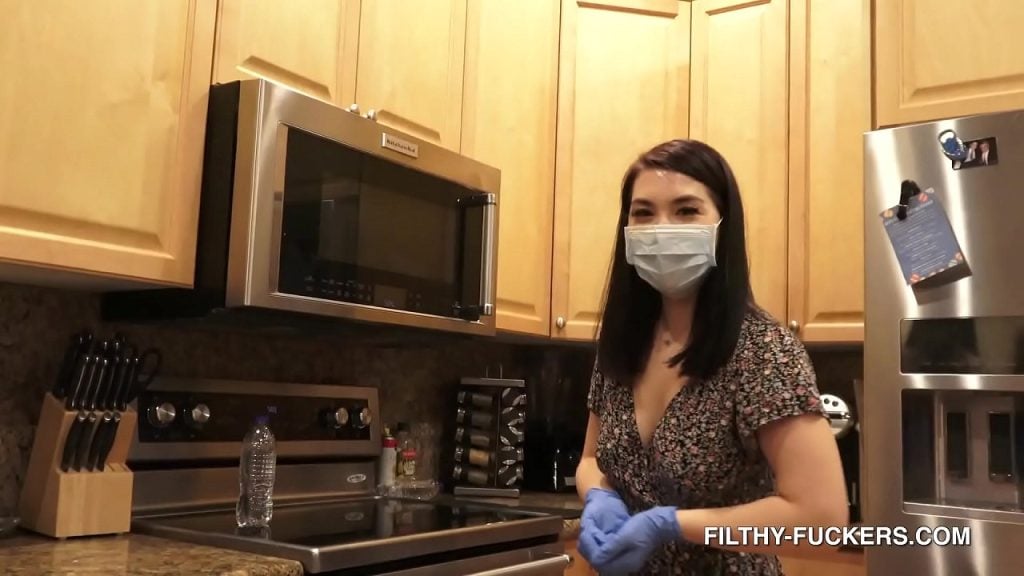 Une Asiatique sexy prend de l’argent pour nettoyer la maison à poil