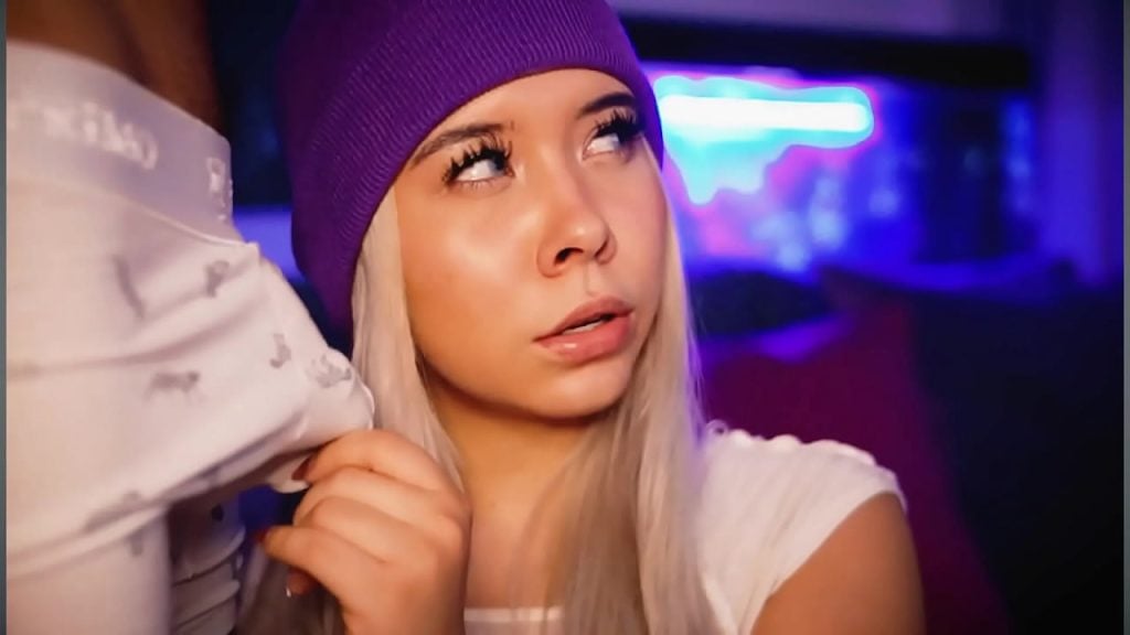 Une belle fille fait plaisir à la bite de son petit ami avec ses pieds