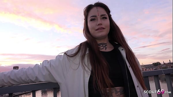 Bukkake presque satanique avec une jeune fille espagnole goûtant des dizaines de bites