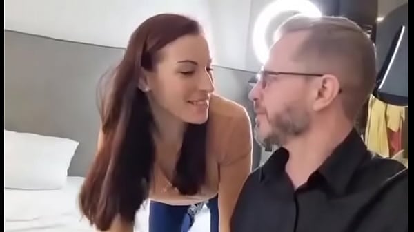 Un couple de jeunes mariés s’envoie en l’air