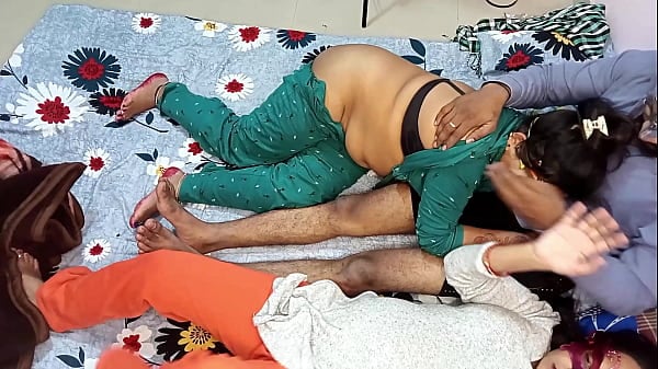 Baiser ma sœur pendant que ma mère se repose dans son lit
