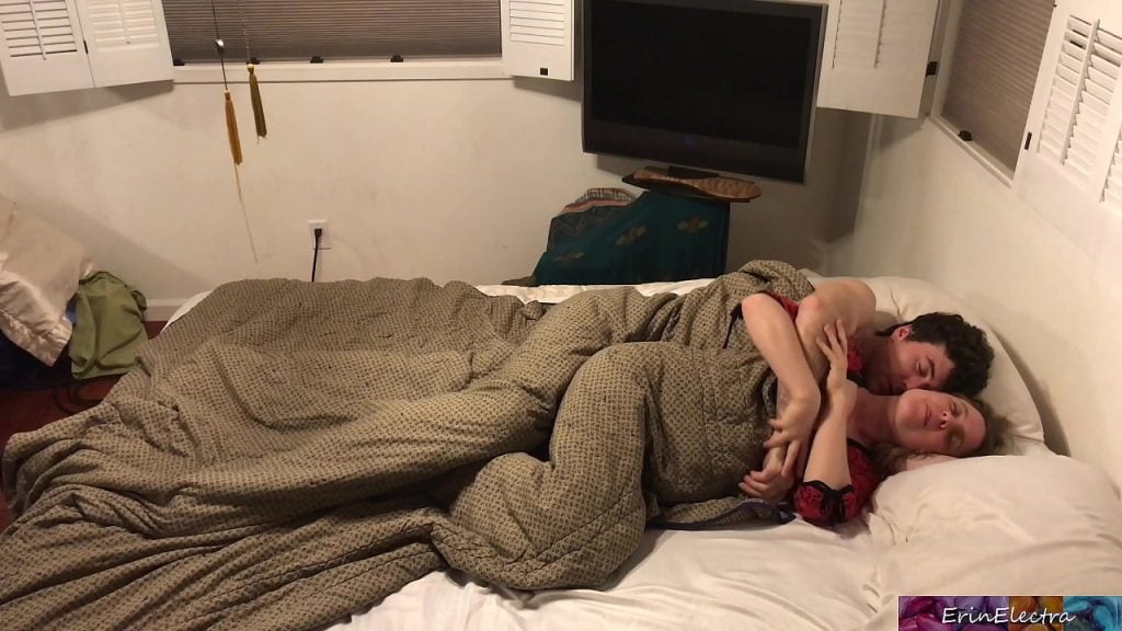 Belle-mère partage le lit avec le beau-fils et elle devient chaude