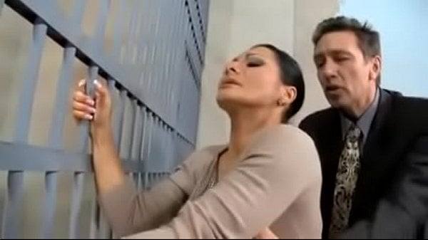 Cet avocat con se tape la femme de son client