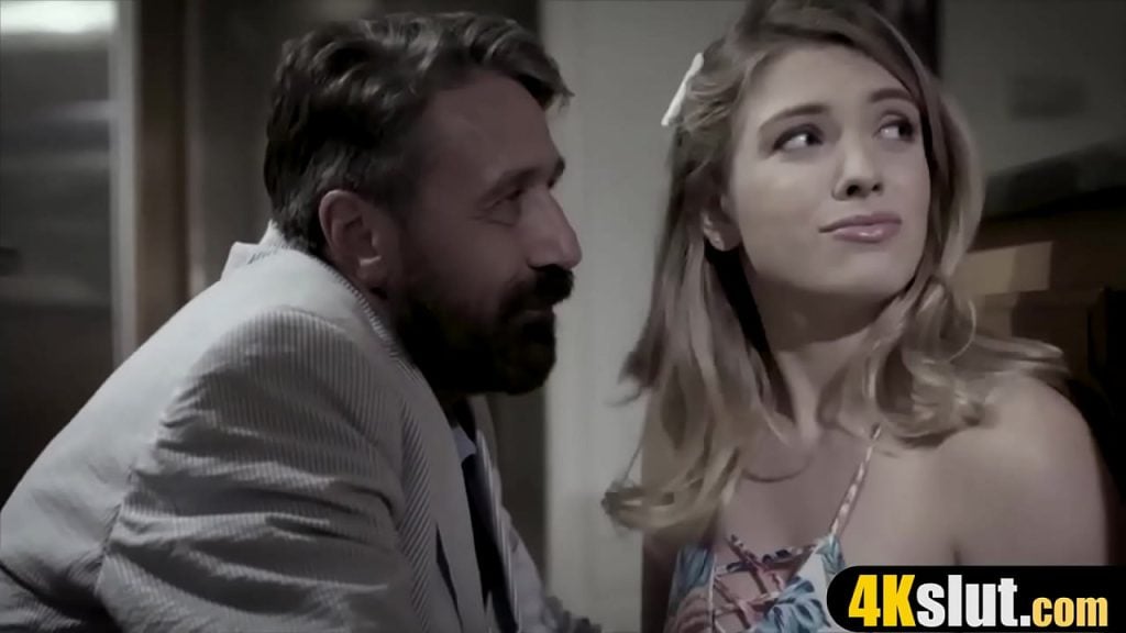 Elle s’amuse avec son oncle en cachette de son père