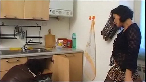 Femme au foyer a besoin d’un peu de sexe