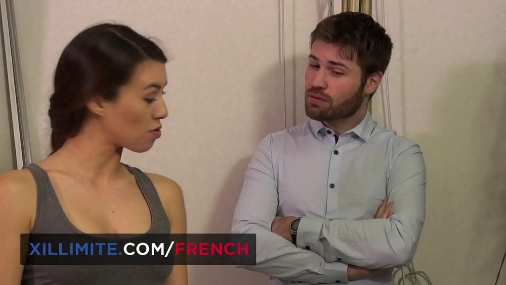 La française Tiffany écarte les jambes pour un collègue de travail