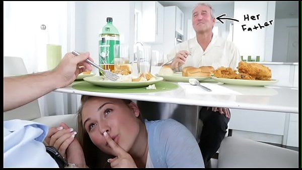 L’ami rentre à la maison pour manger et se tape la fille de son pote