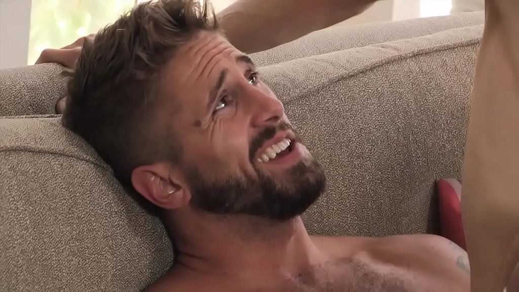 Mon père fait un massage à ma jambe et mon pénis