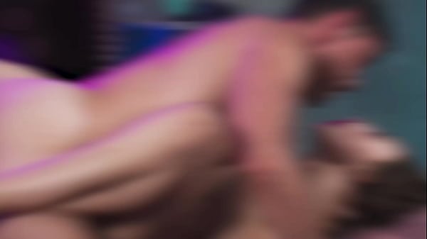 Kira Perez excitée en plein massage et masseuse lui a éclaté la chatte