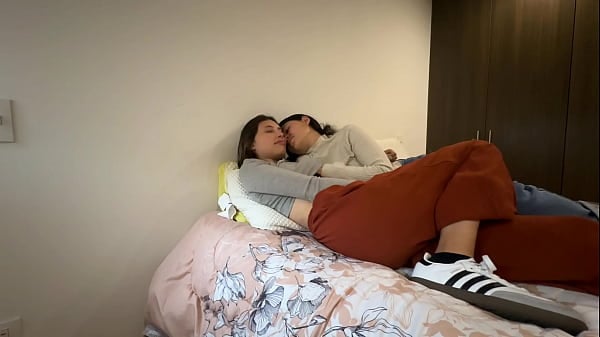 Elle trompe son petit ami avec sa meilleure amie