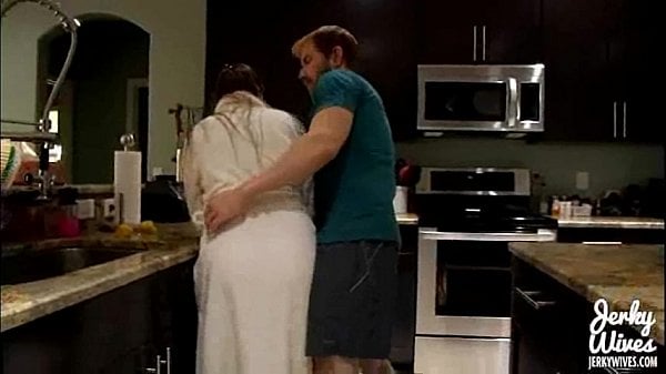 Cette mère est très complaisante avec son fils pervers