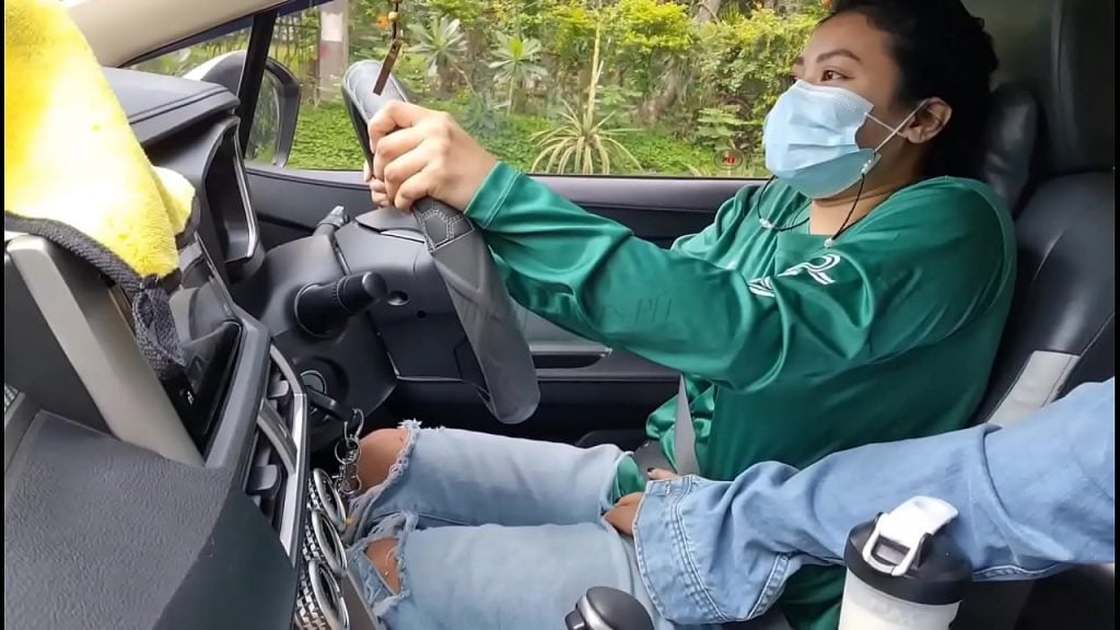 Le frère devient un peu violent et baise sa sœur