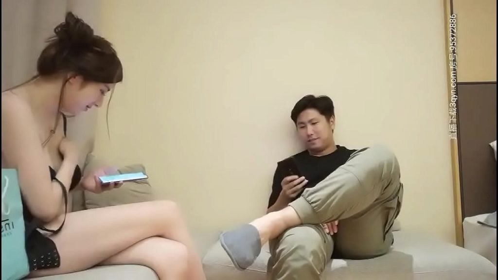 Le meilleur pote la baise pour la mettre de bonne humeur
