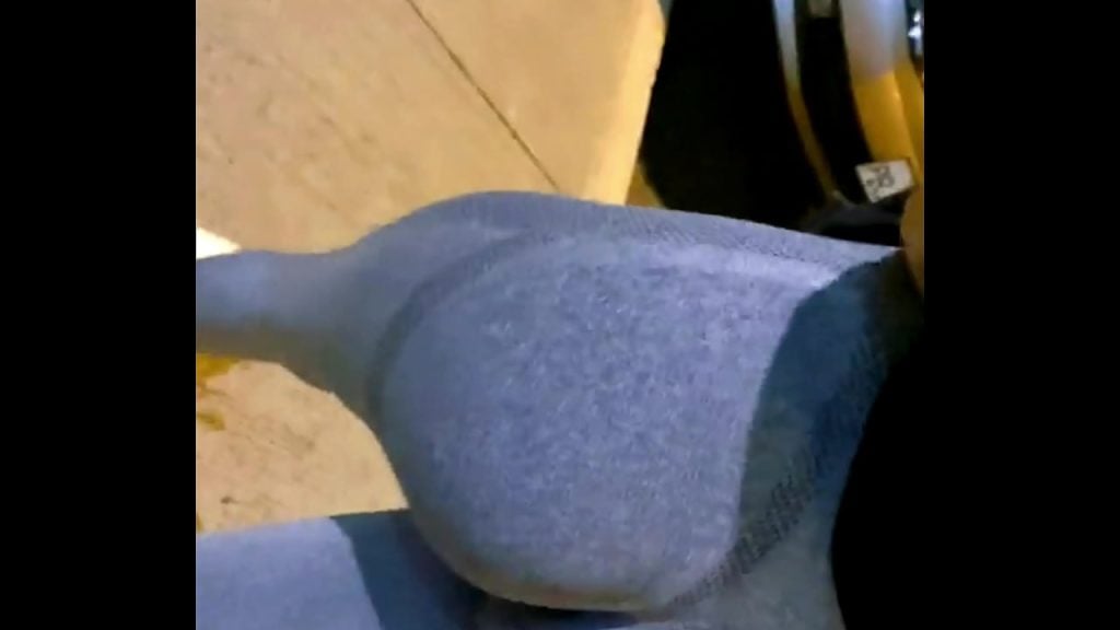 L’entraîneur lui apprend à être soumise au milieu du gymnase