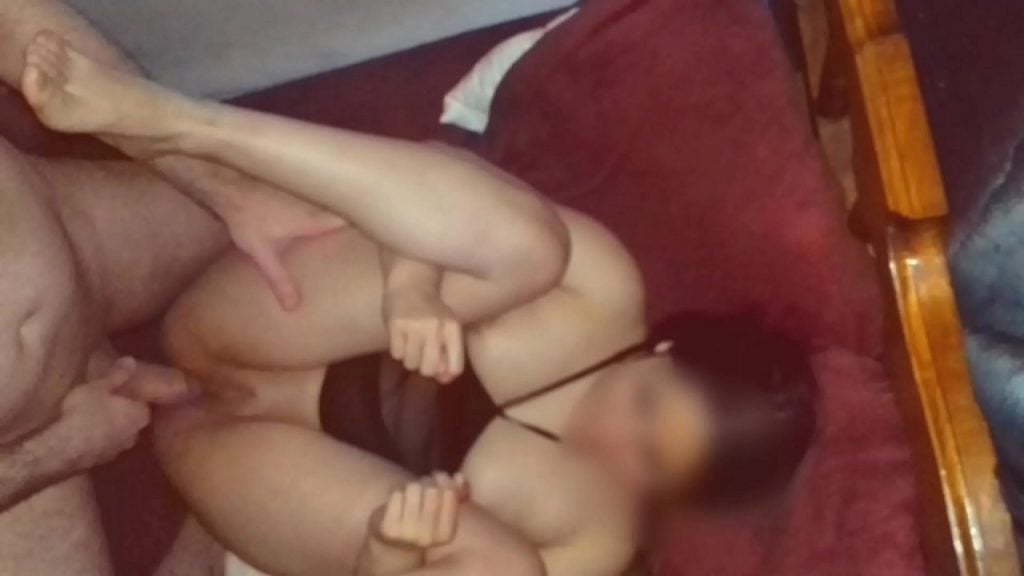 Un couple infidèle est filmé par une caméra à l’hôtel
