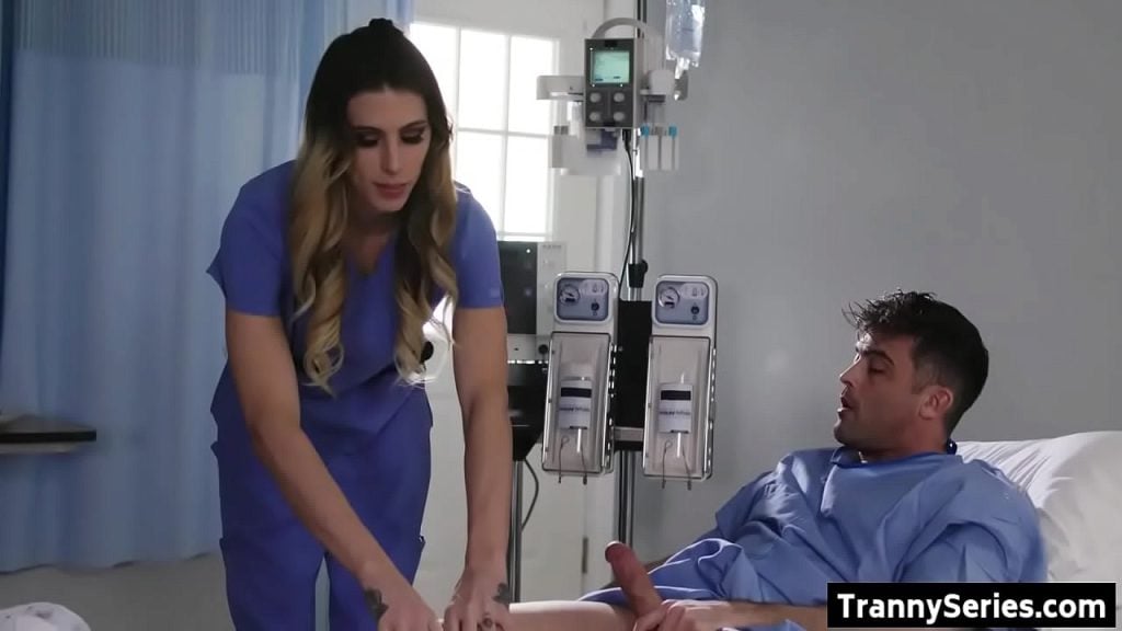 Une sexy infirmière shemale baise un patient