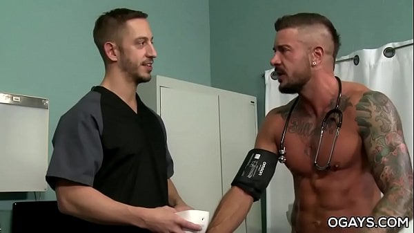Le chef de l’hôpital corrige un de ses infirmiers sexy