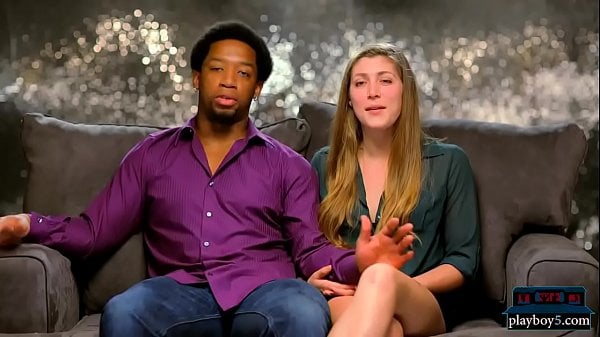 Un couple interracial a un plan à trois avec une blonde